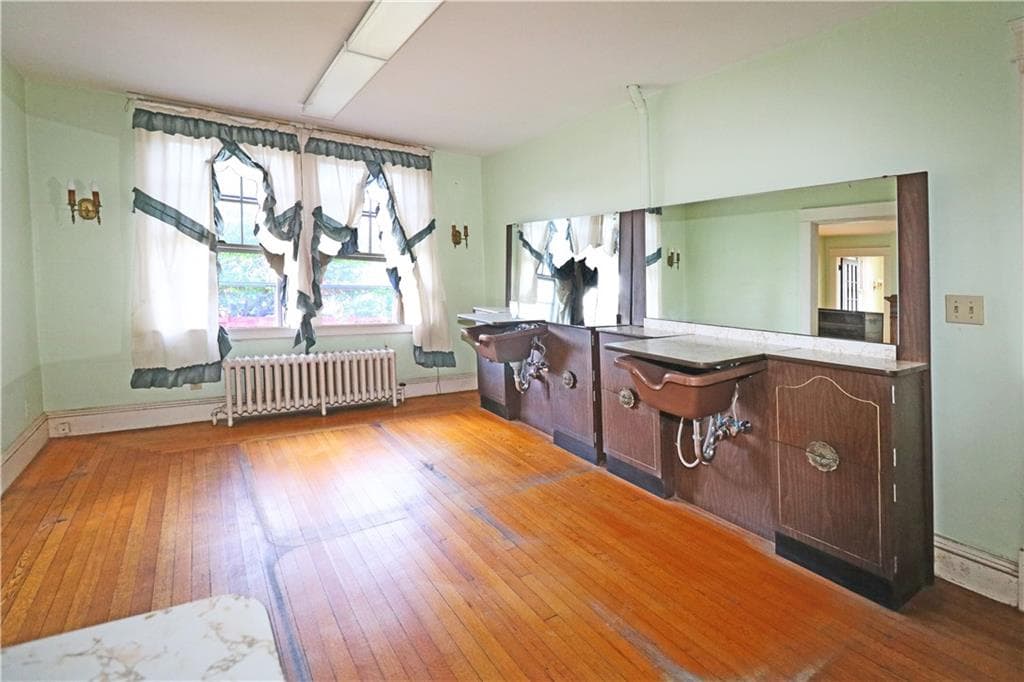 Single Family Residence at 283 West Main Road, Middletown, photo 16 of 35