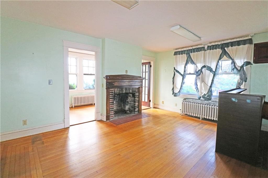 Single Family Residence at 283 West Main Road, Middletown, photo 12 of 35