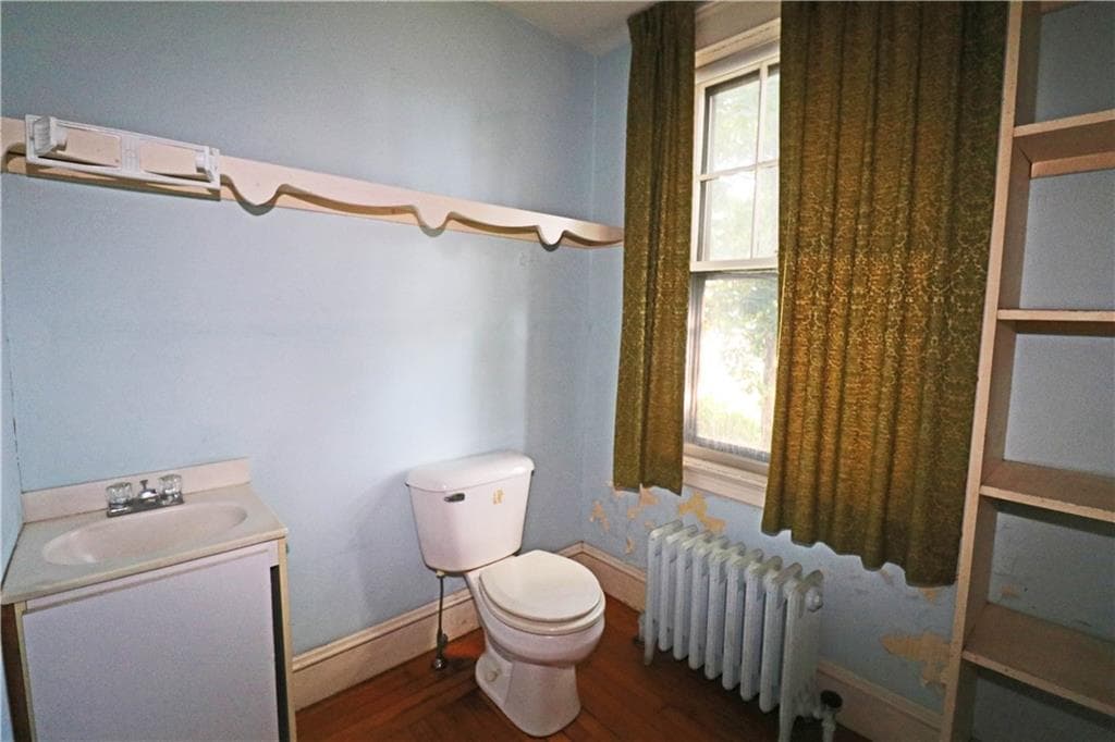 Single Family Residence at 283 West Main Road, Middletown, photo 26 of 35