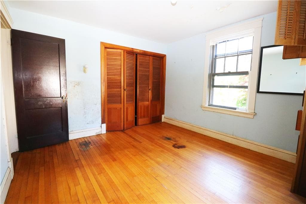 Single Family Residence at 283 West Main Road, Middletown, photo 22 of 35