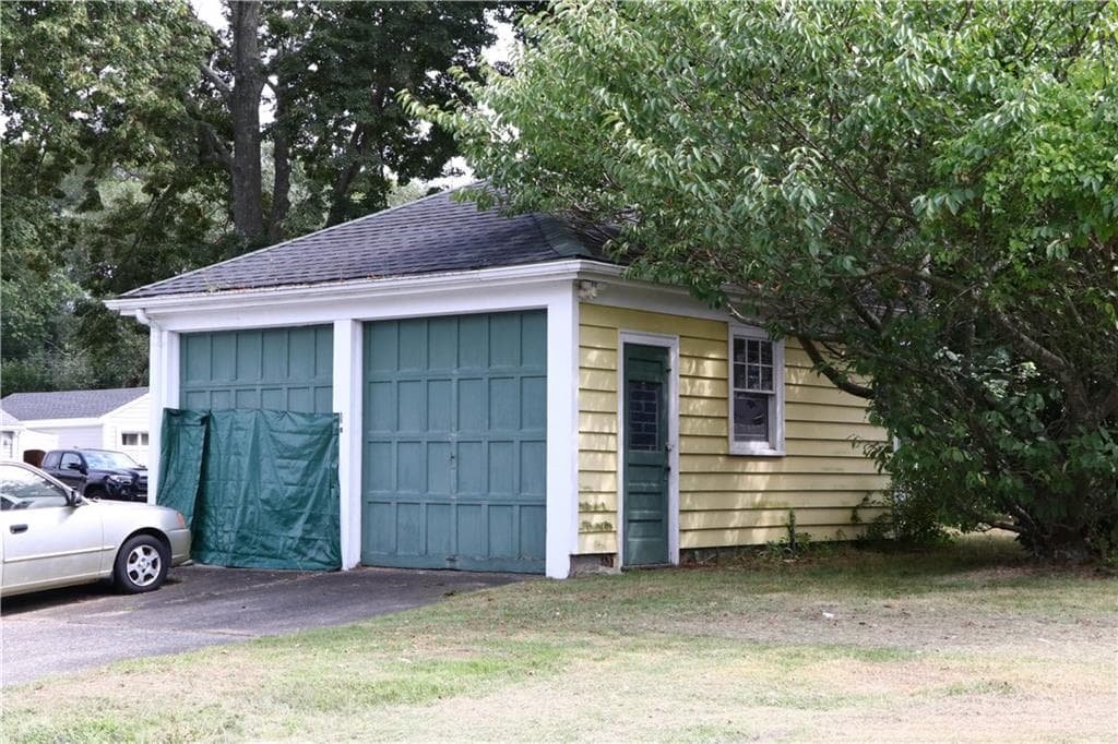 Single Family Residence at 283 West Main Road, Middletown, photo 7 of 35