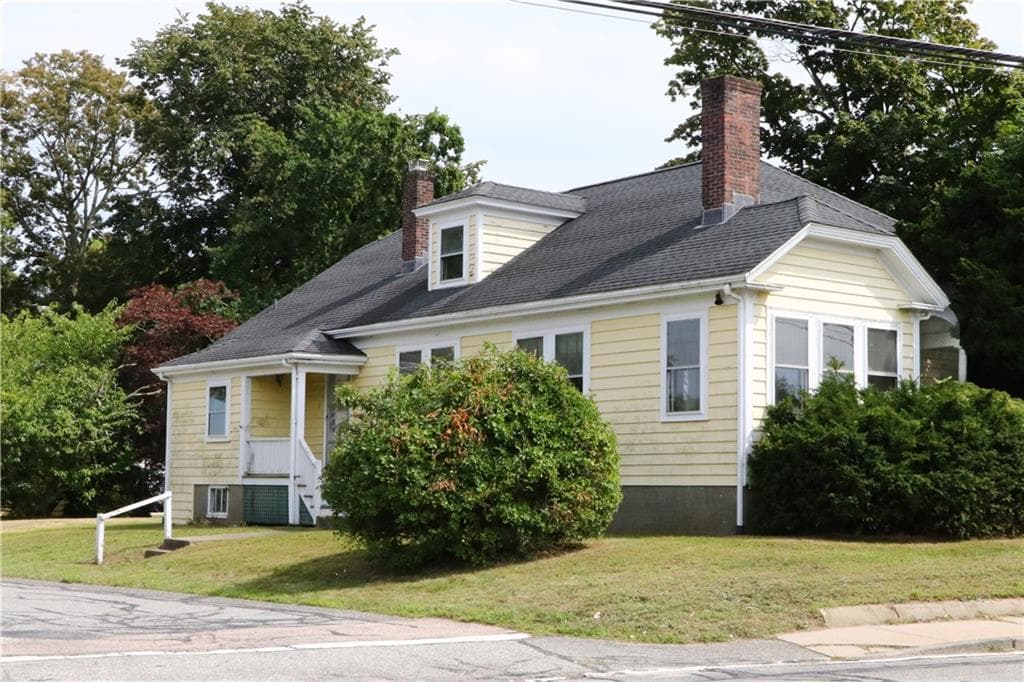 Single Family Residence at 283 West Main Road, Middletown, photo 3 of 35