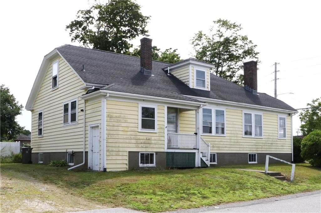 Single Family Residence at 283 West Main Road, Middletown, photo 5 of 35