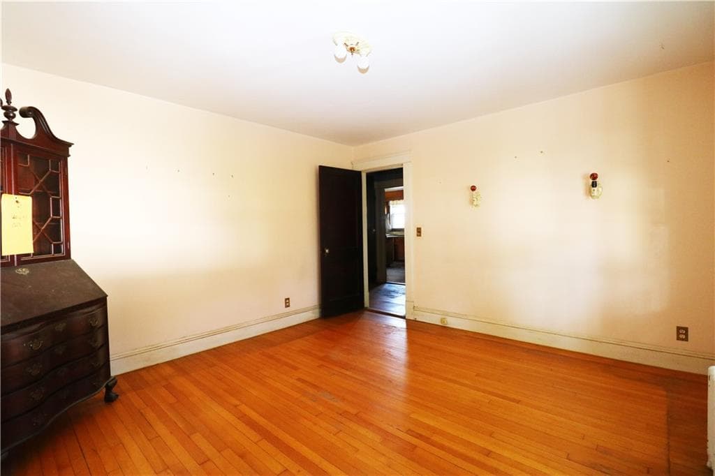 Single Family Residence at 283 West Main Road, Middletown, photo 20 of 35