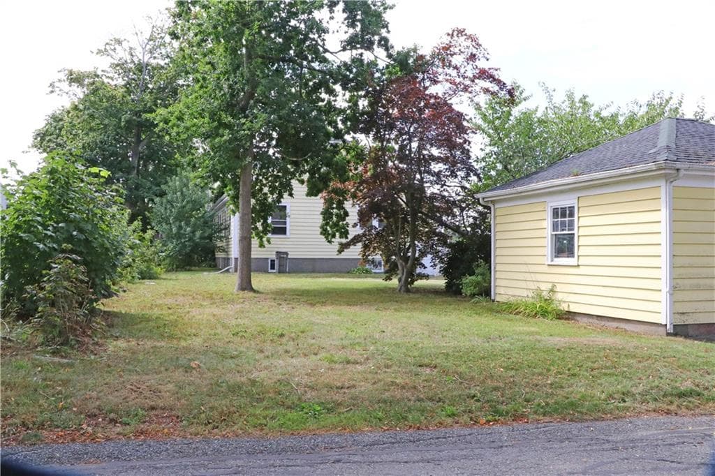 Single Family Residence at 283 West Main Road, Middletown, photo 9 of 35