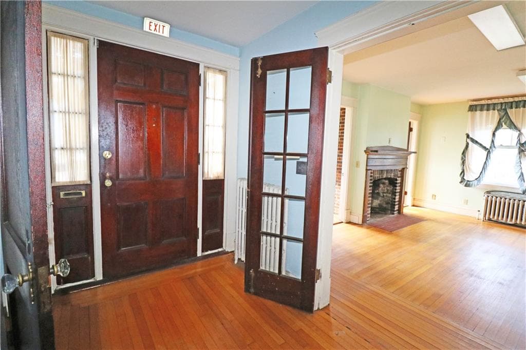Single Family Residence at 283 West Main Road, Middletown, photo 10 of 35