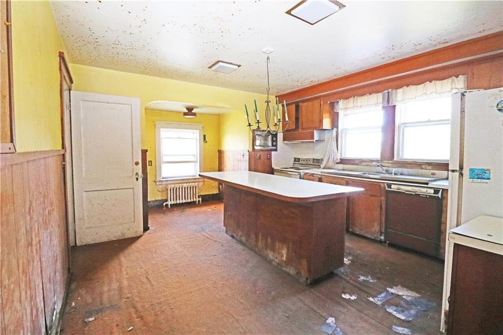 Single Family Residence at 283 West Main Road, Middletown, photo 18 of 35