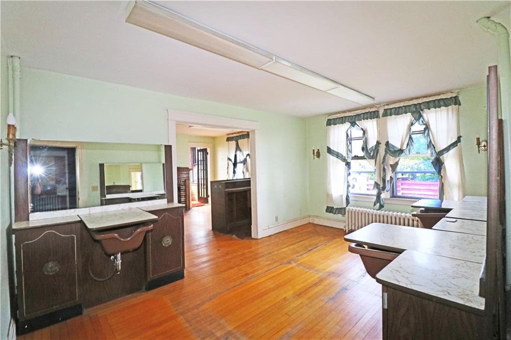 Single Family Residence at 283 West Main Road, Middletown, photo 15 of 35