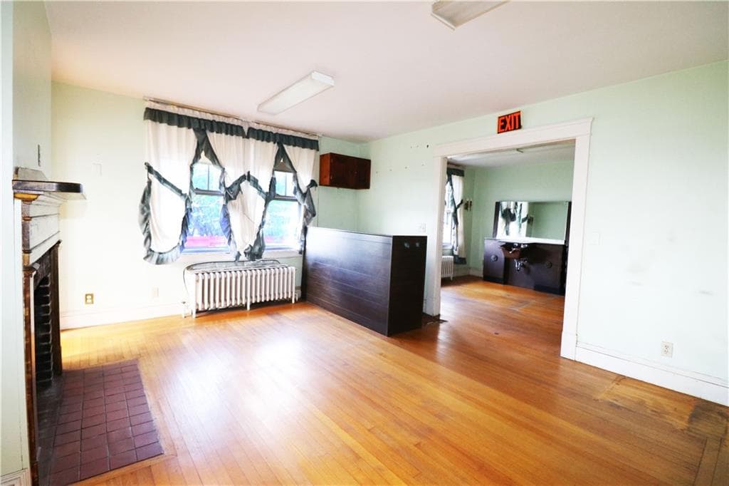 Single Family Residence at 283 West Main Road, Middletown, photo 11 of 35
