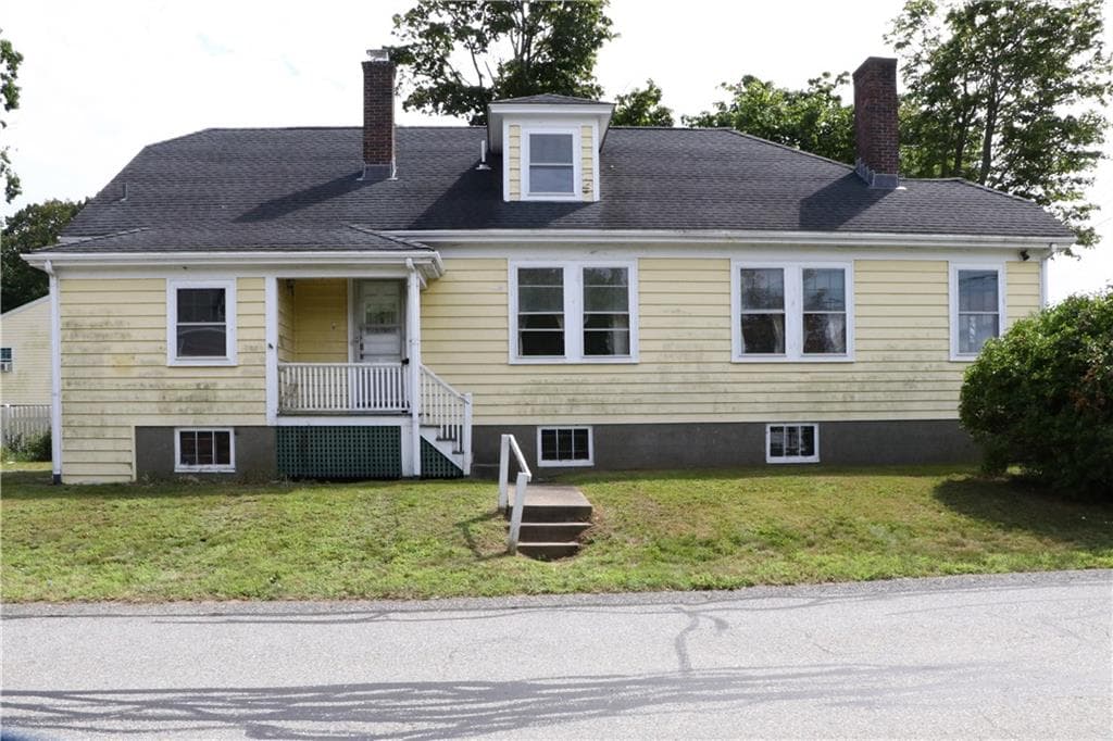 Single Family Residence at 283 West Main Road, Middletown, photo 4 of 35