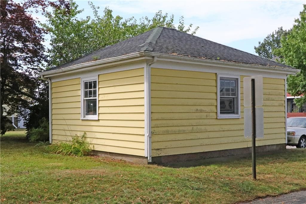 Single Family Residence at 283 West Main Road, Middletown, photo 8 of 35