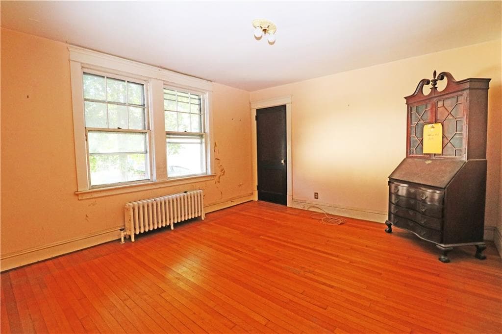 Single Family Residence at 283 West Main Road, Middletown, photo 21 of 35