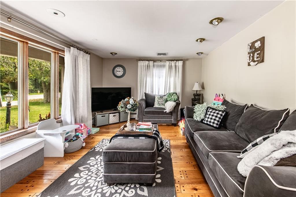 136 Jenckes Hill Road photo 6