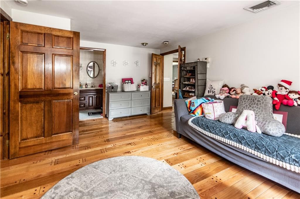 136 Jenckes Hill Road photo 7