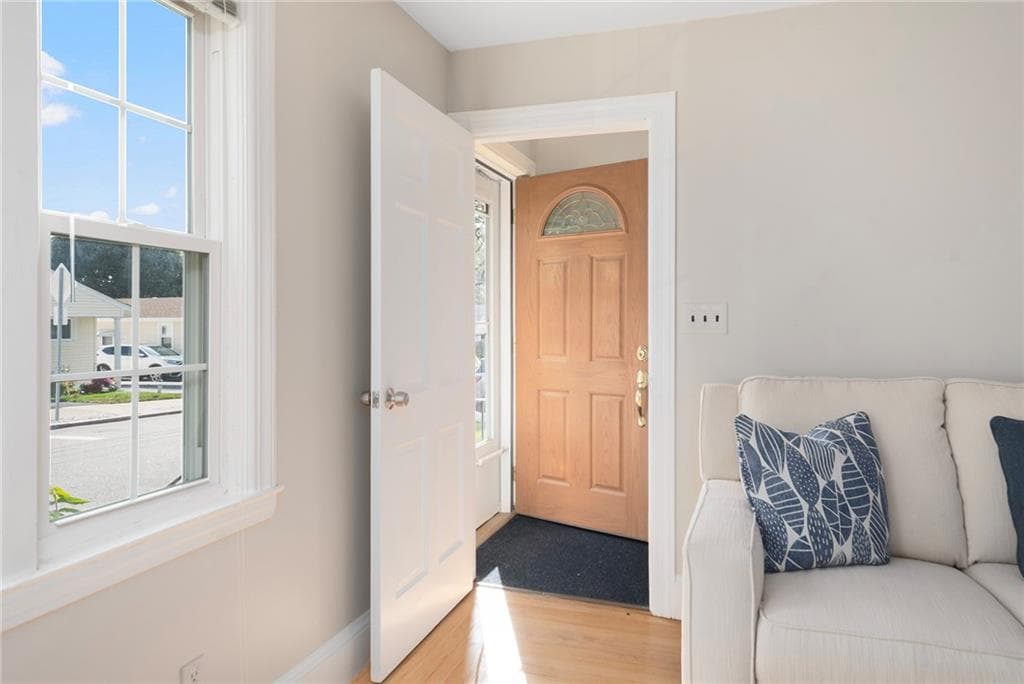 Single Family Residence at 135 Sandringham Avenue, Providence, photo 6 of 31