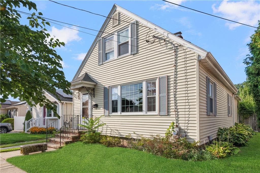 Single Family Residence at 135 Sandringham Avenue, Providence, photo 3 of 31