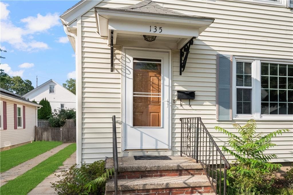 Single Family Residence at 135 Sandringham Avenue, Providence, photo 5 of 31