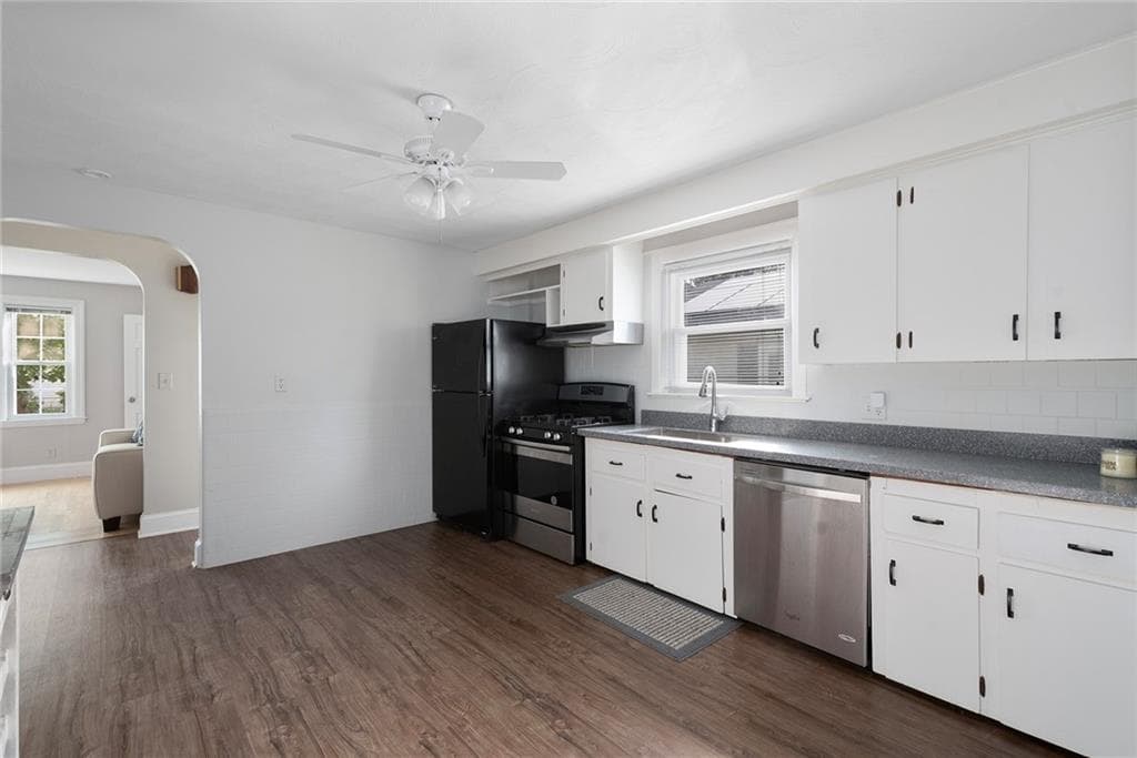 Single Family Residence at 135 Sandringham Avenue, Providence, photo 10 of 31