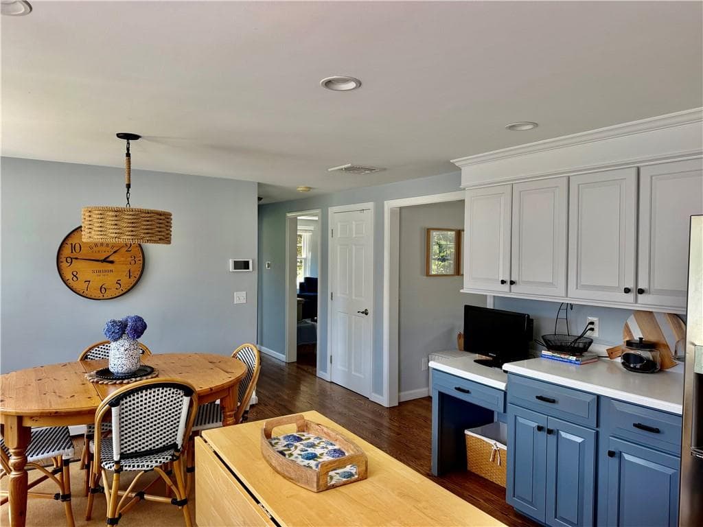 Single Family Residence at 7 Cortland Lane, Smithfield, photo 10 of 25