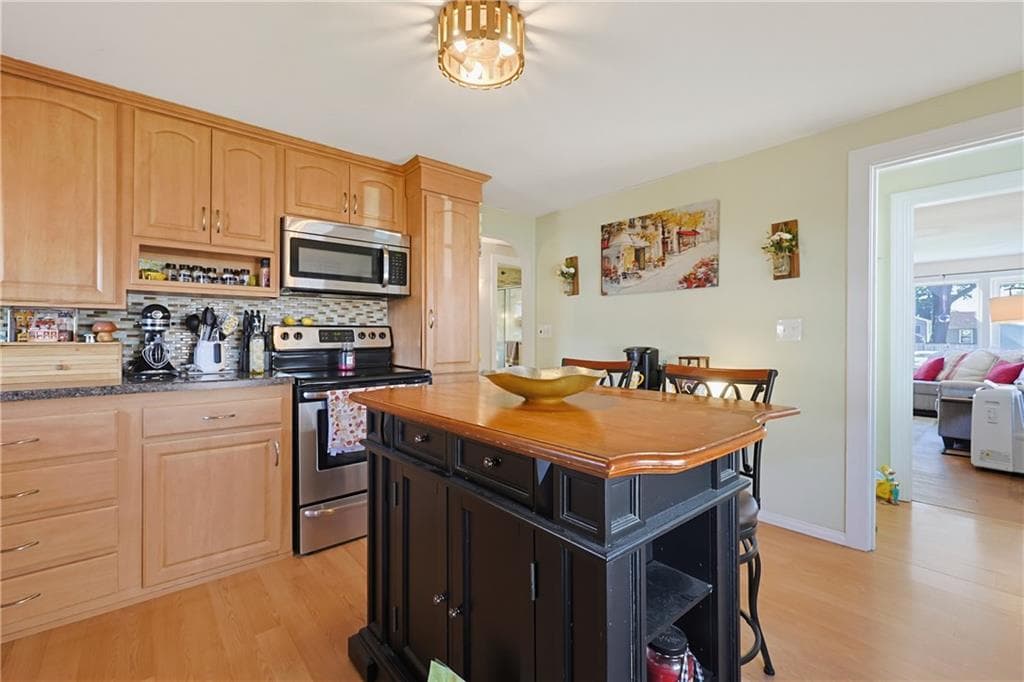 Single Family Residence at 127 Fern Street, Warwick, photo 7 of 31