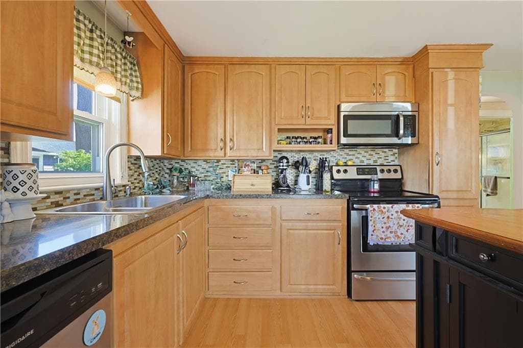 Single Family Residence at 127 Fern Street, Warwick, photo 8 of 31