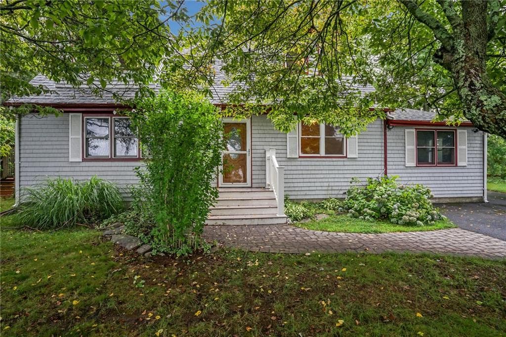 Single Family Residence at 57 Bancroft Drive, Portsmouth, photo 6 of 43