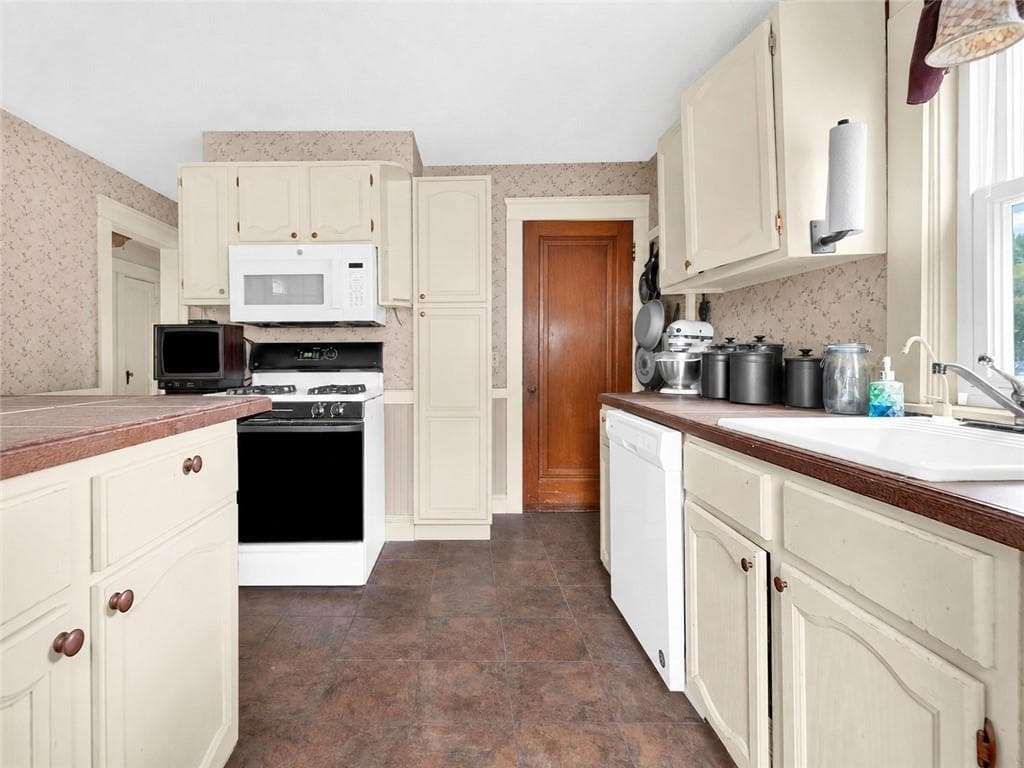 Single Family Residence at 3 Diana Avenue, Smithfield, photo 13 of 26