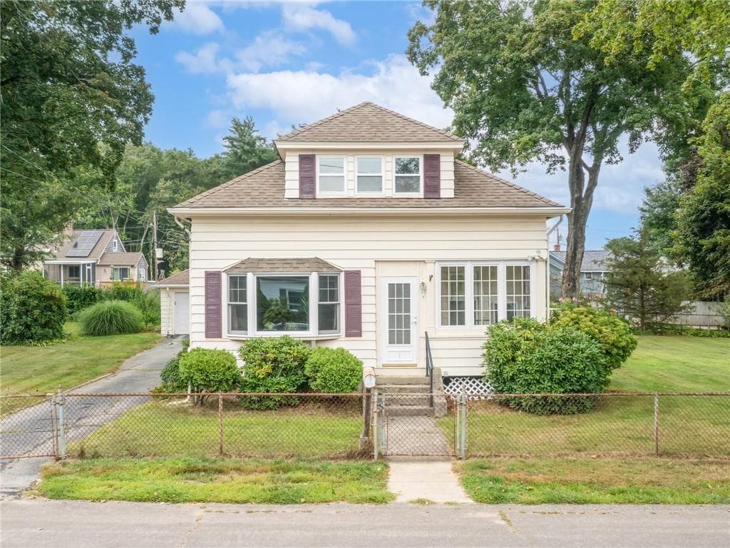Single Family Residence at 3 Diana Avenue, Smithfield, photo 4 of 26