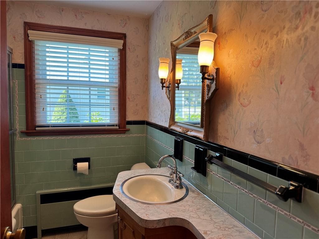Single Family Residence at 415 George Waterman Road, Providence, photo 18 of 30