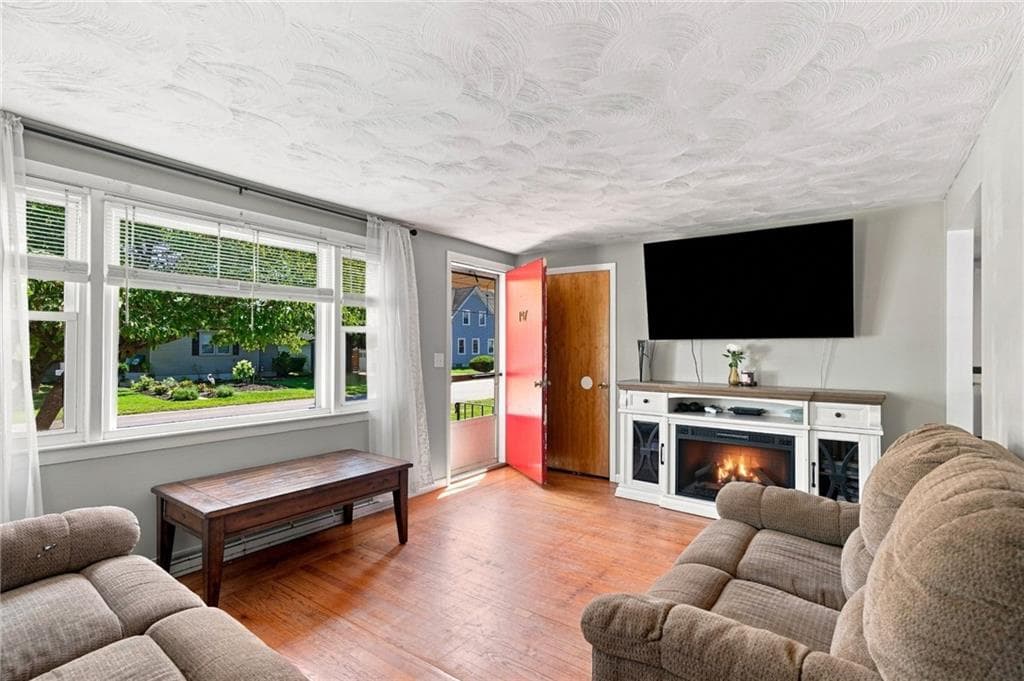 Single Family Residence at 197 Glen Drive, Warwick, photo 5 of 35