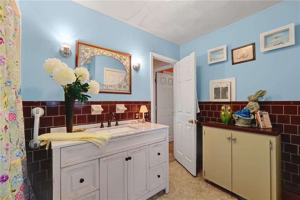 Single Family Residence at 4 Melbourne Drive, Narragansett, photo 17 of 31