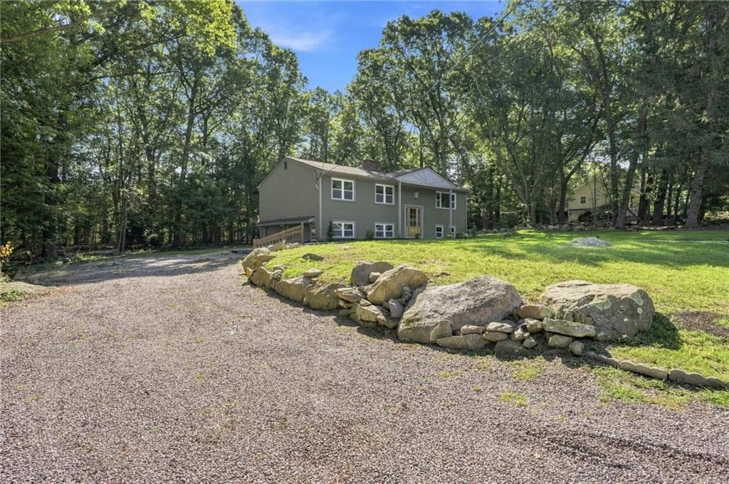 Single Family Residence at 154 Spring Valley Drive, East Greenwich, photo 5 of 29