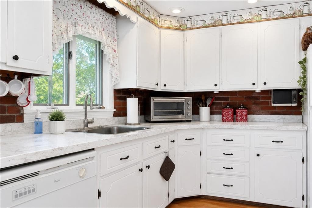 Single Family Residence at Warwick, photo 8 of 17