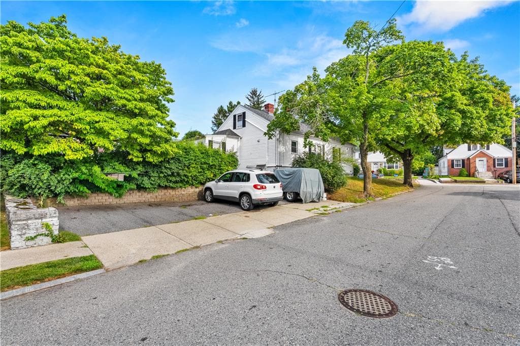 Single Family Residence at 39 Bolton Avenue, Providence, photo 6 of 41