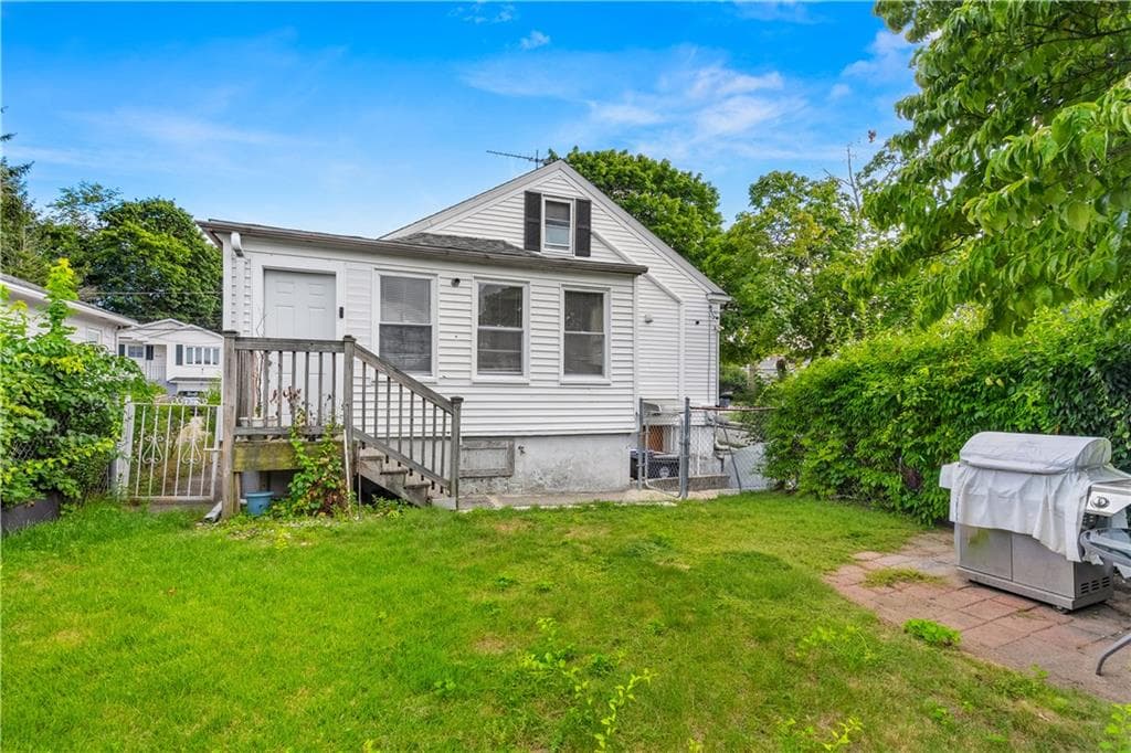 Single Family Residence at 39 Bolton Avenue, Providence, photo 5 of 41