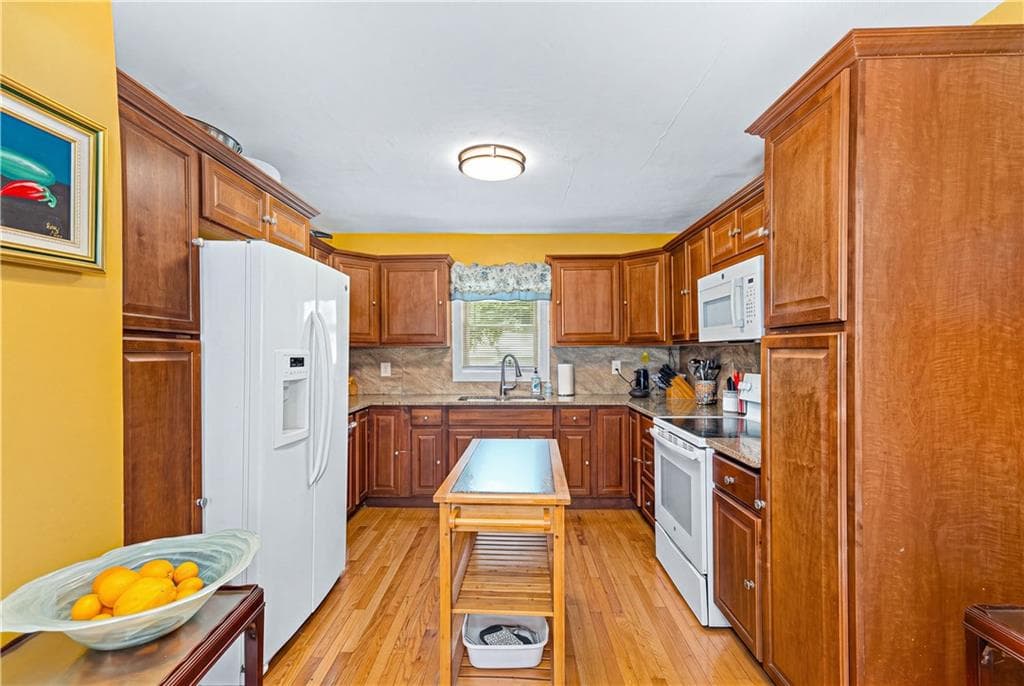 Single Family Residence at 39 Bolton Avenue, Providence, photo 19 of 41