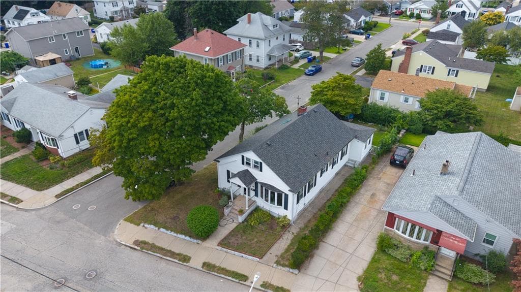 Single Family Residence at 39 Bolton Avenue, Providence, photo 8 of 41