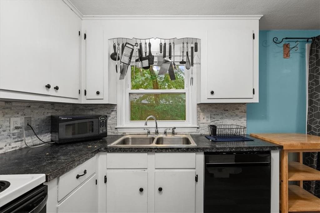 Single Family Residence at 10 Bow Run, Narragansett, photo 6 of 48