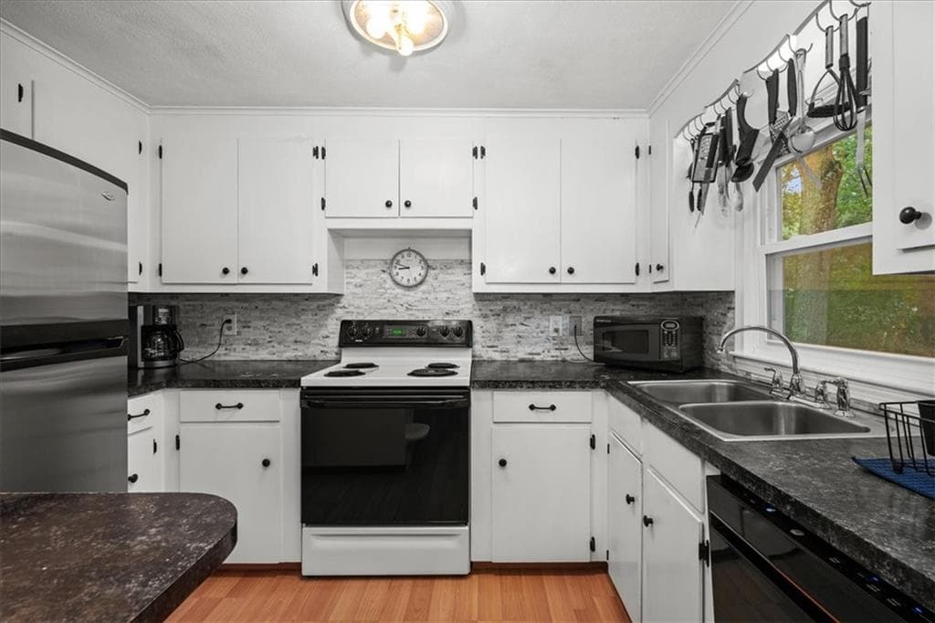 Single Family Residence at 10 Bow Run, Narragansett, photo 5 of 48