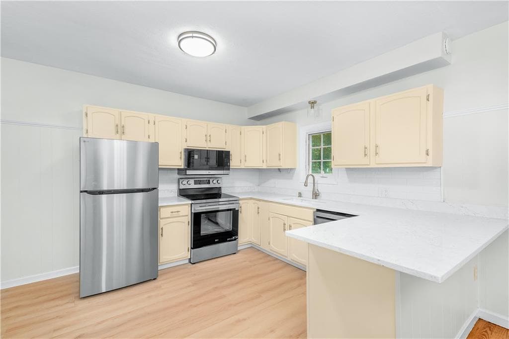 Single Family Residence at 110 Ausdale Road, Cranston, photo 14 of 36