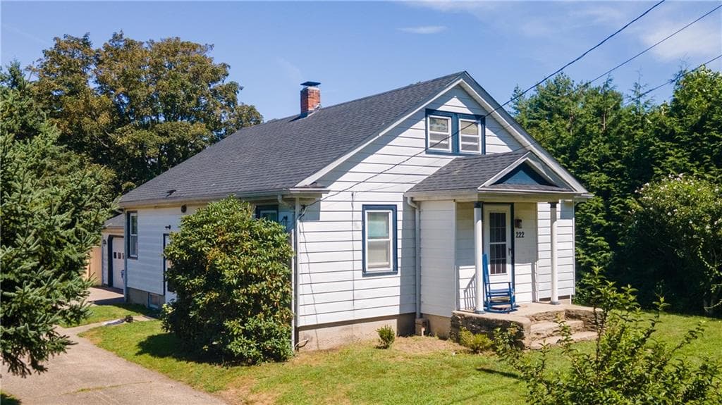 Single Family Residence at 222 Peckham Avenue, Middletown, photo 3 of 27