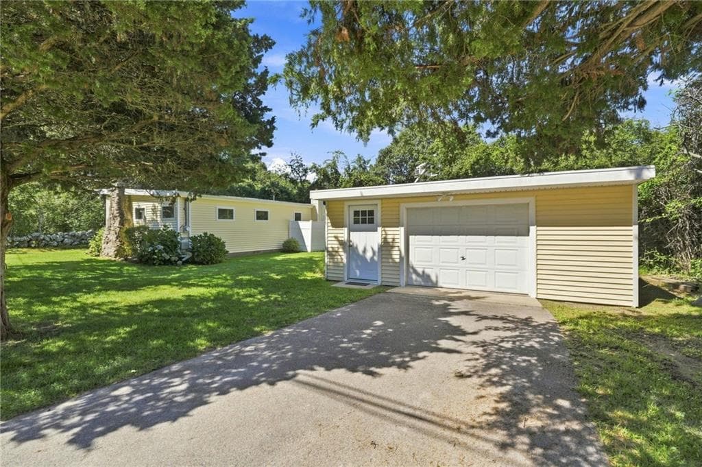 Single Family Residence at 104 Pequot Drive, Charlestown, photo 5 of 50