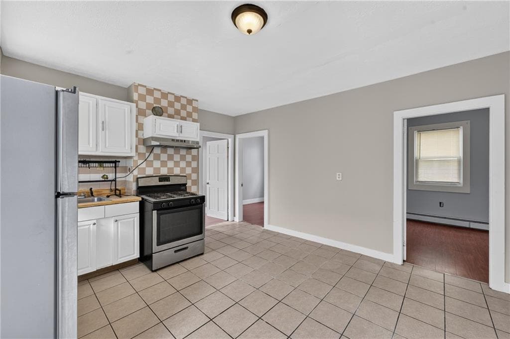 Multi Family at 33 Pekin Street, Providence, photo 5 of 23