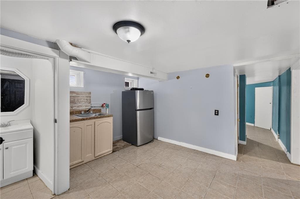 Multi Family at 33 Pekin Street, Providence, photo 15 of 23