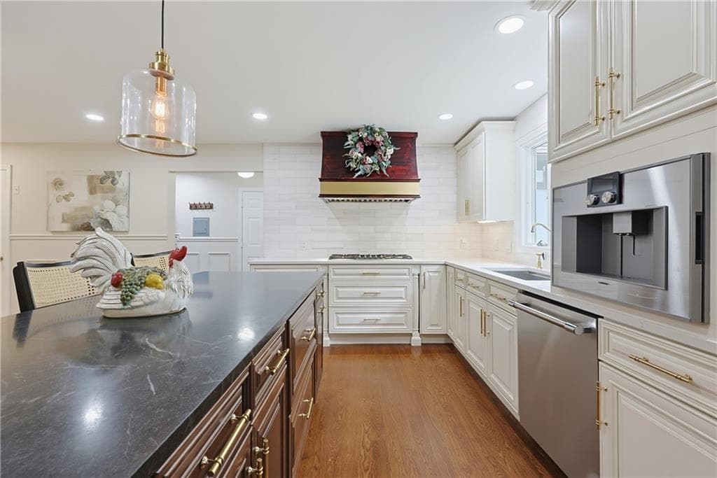 Single Family Residence at 34 Georgiana Drive, Cumberland, photo 9 of 42