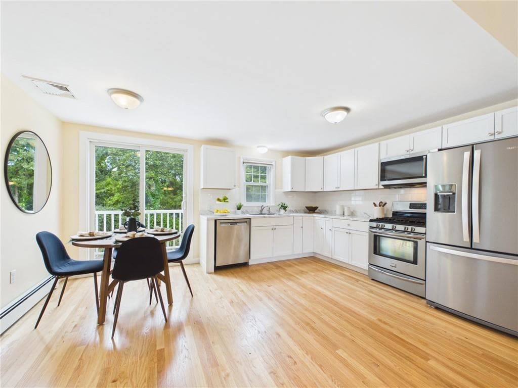 Single Family Residence at 83 Sandro Drive, Warwick, photo 17 of 33