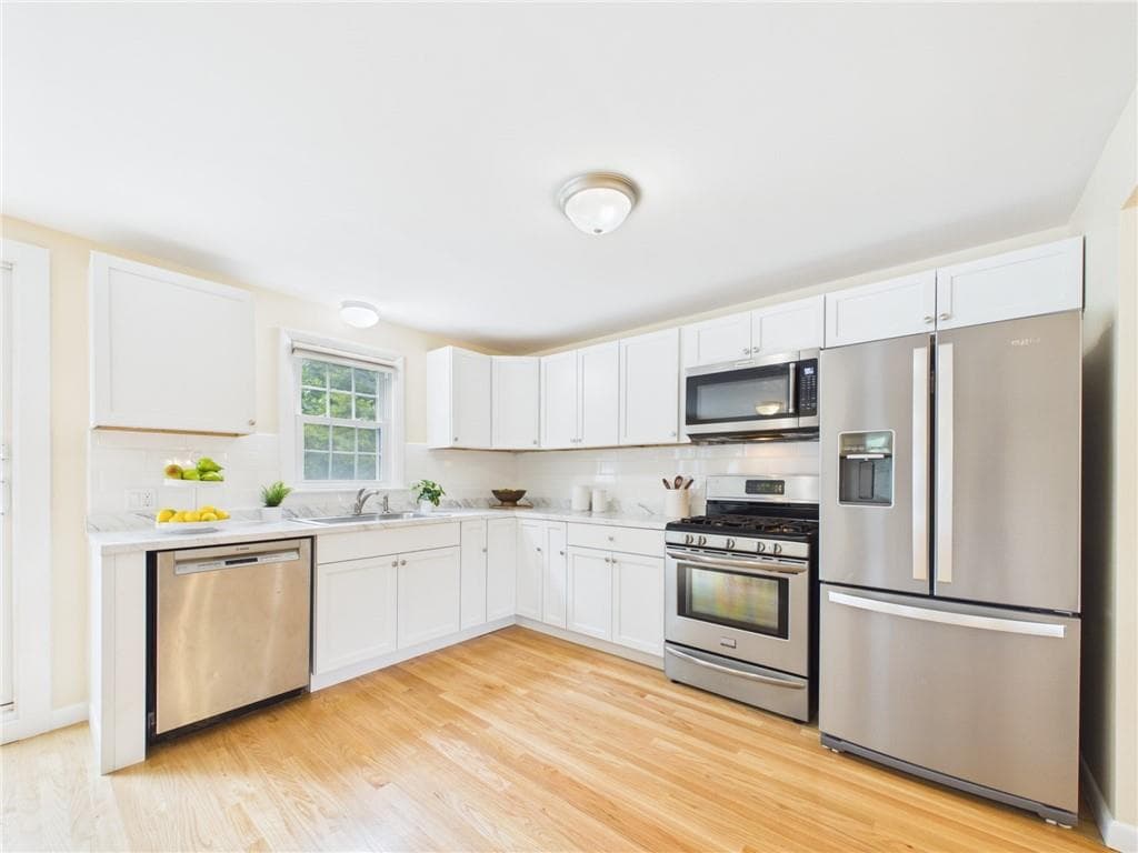Single Family Residence at 83 Sandro Drive, Warwick, photo 18 of 33