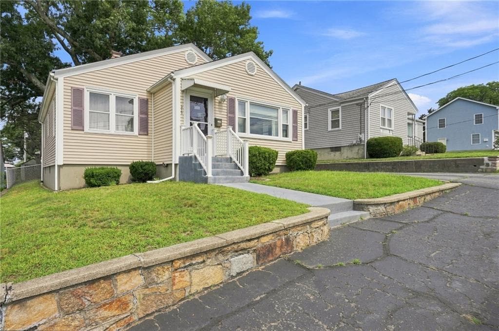 Single Family Residence at 219 Grosvenor Avenue, North Providence, photo 2 of 31