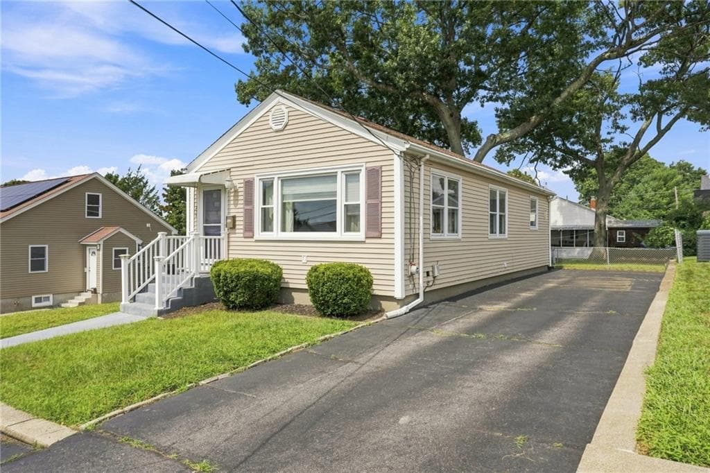 Single Family Residence at 219 Grosvenor Avenue, North Providence, photo 3 of 31