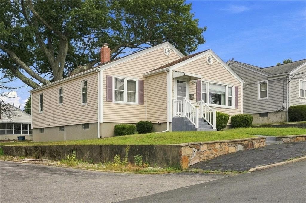 Single Family Residence at 219 Grosvenor Avenue, North Providence, photo 4 of 31
